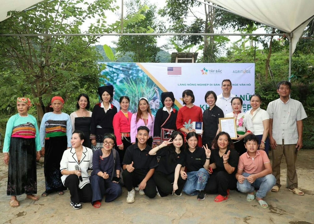 Vua đầu bếp Christine Hà cùng phụ nữ bản Bướt sáng tạo món ăn từ nguyên liệu bản địa